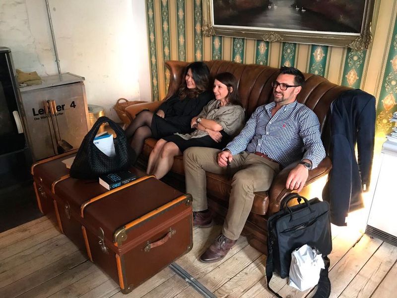 In relaxter Atmosphäre hört man besser zu. Von links: Nina Roselina, Zeynep Ricklin und Sebastian Apel von Dimension Data (A10 Networks)