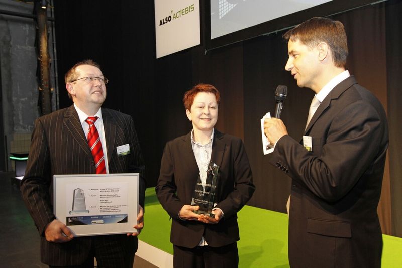 Heino Deubner (rechts), Geschäftsführer von ALSO Actebis MPS, überreichte den Award für das erste MPS-Projekt an Britta Nass, Leitung Einkauf bei Microtec, und Jörg Brednow, Technik/Administration bei Microtec. (Archiv: Vogel Business Media)