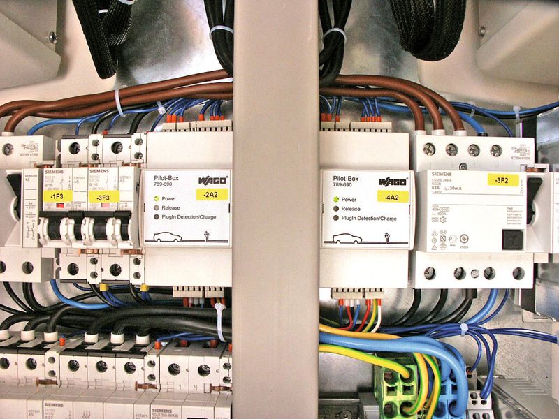 Zu den wichtigsten Komponenten der Ladesäule gehört die Pilot-Box. Sie regelt das sichere Laden und die Kommunikation mit dem Fahrzeug. Das wahlweise Laden mit 16 oder 32 A in der Ladebetriebsart 3 gemäß IEC 61851-1 wird per Software gesteuert. (Bilder: Wago)