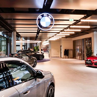 Die BMW-Niederlassung München versteht sich nach dem Umbau auf das Showroomkonzept Retail Next eher als Begegnungsstätte denn als Autohaus.  (Bild: BMW Group)