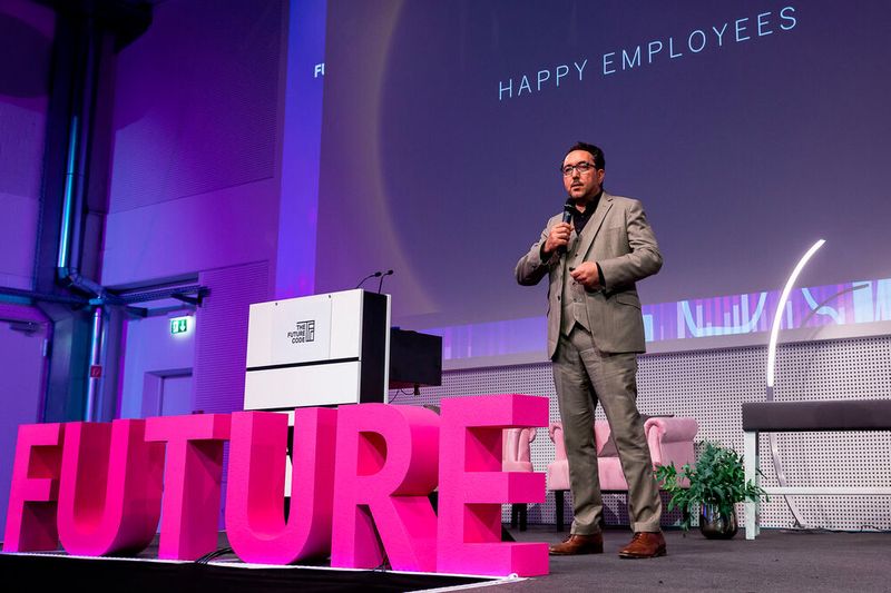 Im Rahmen des Future Code 2019, veranstaltet von der Vogel Communications Group, sprach Cawa Younosi über Vertrauen und Begegnungen auf Augenhöhe als Grundpfeiler moderner HR-Arbeit.(Bild:  Stefan Bausewein/Vogel Communications Group)