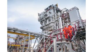 Anlage zum Verflüssigen von Erdgas (LNG) des norwegischen Statoil-Konzerns in Melkoya bei Hammerfest im Norden Norwegens ist mit Steuer- und Regeltechnik von ABB ausgerüstet; hier ABB-Ingenieure an der Anlage. (Bild: ABB)