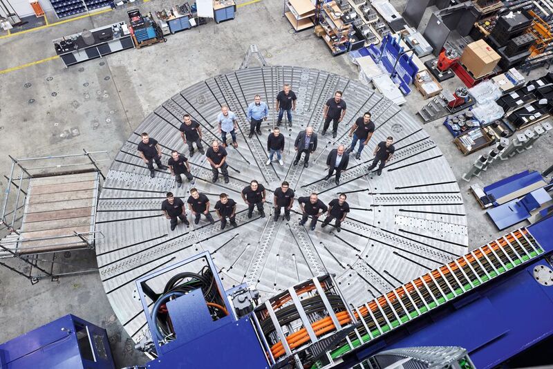 Dänischer Großauftrag: Im Aufbau befindet sich in Bielefeld eine Gantry-Portalfräsmaschine, die das kraftvolle Drehen, Fräsen und Bohren selbst von sehr großen Bauteilen aus hochfesten geschweißten Stahl- und Gusskonstruktionen ermöglicht. (Bild: Starrag/Ralf Baumgarten)