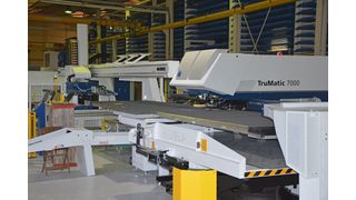 Un bel investissement, une TruMatic 7000 combine les avantages de l'usinage au laser et par poinçonnage de façon particulièrement économique. (Techniques Laser SA)