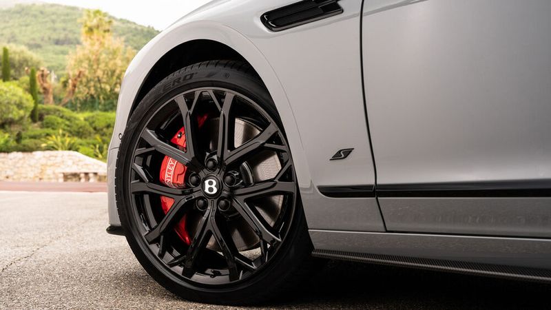 Das System „Bentley Dynamic Ride“ hilft, die Karosserie bei dynamischen Kurvenfahrten stabil zu halten. (Bild: Autoren-Union Mobilität / Bentley)