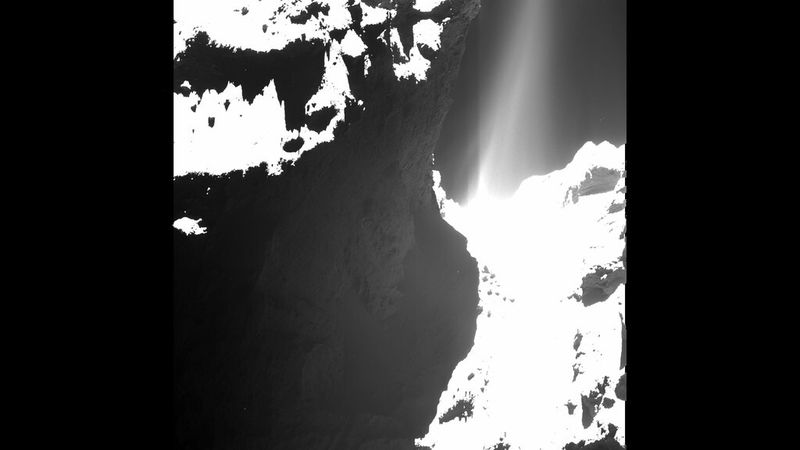 Jets an der Kometenoberfläche: Diese Osiris-Aufnahme entstand am 20. Oktober 2014 aus einer Entfernung von 7,2 km. Sie wurde überbelichtet, um die so genannten Jets, die Gasauströmungen mit den mitgerissenen Staubteilchen, sichtbar zu machen. (Bild: ESA)