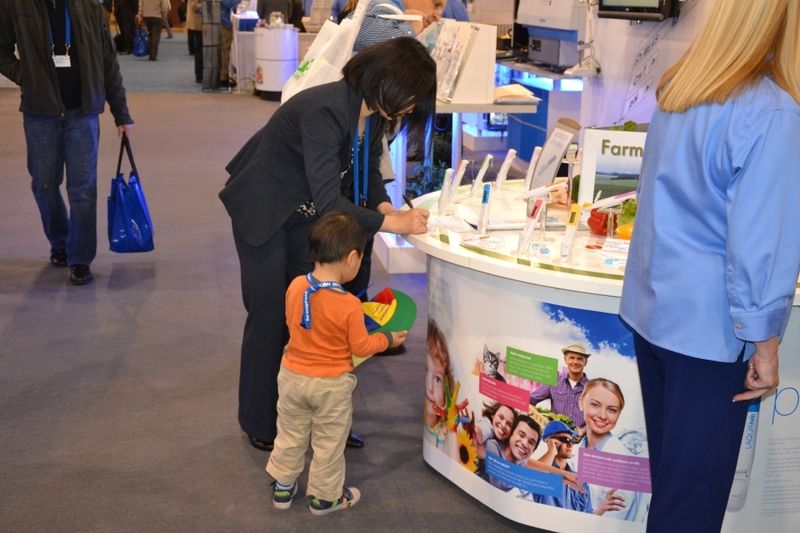 Although employment is an major focus of this years Pittcon, this one informing himself at a booth for pH measuring devices is none of the job seekers.  (Bild: LABORPRAXIS)