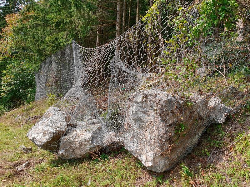 Schutzverbauungen des österreichischen Herstellers Trumer minimieren weltweit die Folgen von Steinschlägen und Murenabgängen. (Fronius)