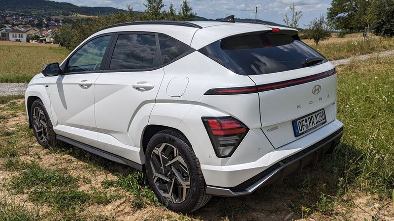 Markant geriet nicht nur das Design des SUVs, sondern auch die Fahrwerksabstimmung: Die sportiv daherkommende Ausstattungsvariante N-Line verfügt über 18-Zoll-Räder (Basis: 16 Zoll), die Unebenheiten nicht gut kaschieren. Gerade kleine Löcher in der Fahrbahn oder Gullydeckel ersticken einen gewissen Komfortwunsch bereits im Keim. Die Lenkung hingegen geht zwar reichlich leicht, lässt aber hingegen Kontakt zum Untergrund vermissen. (Bild: Dominsky – VCG)