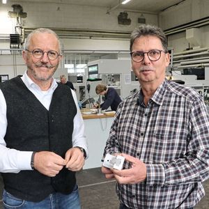 Bernd Klein (rechts), Industriemeister und Prokurist beim Steinmüller Bildungszentrum, freut sich gemeinsam mit Wilhelm Buchholz, Gebietsverkaufsleiter bei FPS, über die Ergebnisqualität und die vielfältigen Möglichkeiten der FPS-Universal Fräsmaschinen.  (Bild: FPS Werkzeugmaschinen)