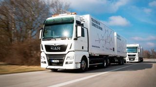 Beim Platooning gibt das vordere Fahrzeug Tempo und Richtung vor, die hinteren Fahrzeuge folgen. Verbunden sind die Lkw mittels des sogenannten „pWLAN“. (MAN)