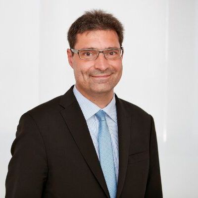 Karl Osti: „Der Einsatz digitaler Technologien allein reicht nicht aus, um die genannten Zeitfresser zu überwinden. Zweifellos sind Automatisierung, digitale Plattformen und der Einsatz künstlicher Intelligenz wichtige Instrumente. Um sie gewinnbringend einsetzen zu können, müssen sich Unternehmen jedoch auch selbst weiterentwickeln und den Mut haben, Datensilos aufzubrechen und Mitarbeitende für neue Aufgabenbereiche zu schulen.“(Bild:  Autodesk)