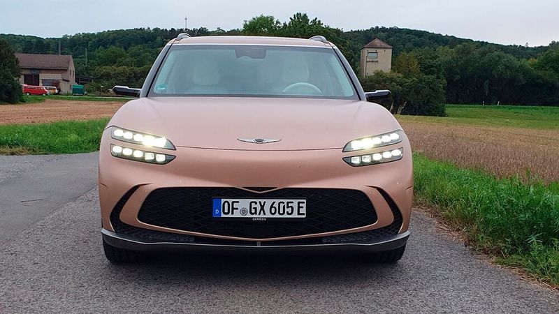 Ein Hingucker sind die zweigeteilten LED-Scheinwerfer. (Bild: Mauritz – VCG)