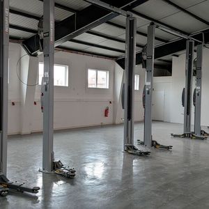 In einem benachbarten Gebäude hat Klein weitere Hallenflächen angemietet, die nun zur Werkstatt für Elektrofahrzeuge und für Langsteher, beispielsweise bei Updates, eingerichtet werden.(Bild:  Rosenow – VCG)