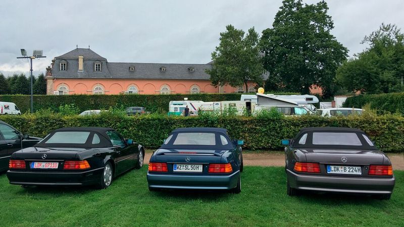 Auch auf dem Jury- und VIP-Parkplatz im sogenannten Nutzgarten des Schwetzinger Schlosses war der R129 mehrfach vertreten. Diese drei Exemplare entstammen allesamt der ersten Serie vor der Modellpflege 1995. (Bild: Peter Diehl)