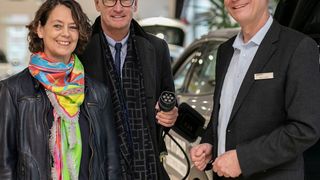 Hoher Besuch: (v. li.) Nina Eskildsen (Kfz-Gewerbe Schleswig-Holstein), Wirtschaftsminister Bernd Buchholz und Arne Joswig (Autohaus Lensch & Bleck). (Eva Biederbeck)
