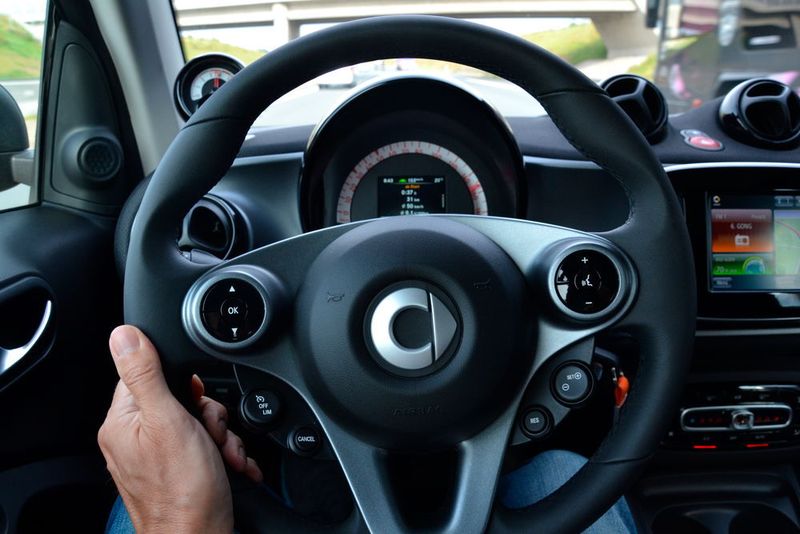 Auch wenn der Smart bekanntlich vornehmlich ein Stadtauto ist, geht es zur ersten Testfahrt direkt auf die Autobahn. (Michel / »kfz-betrieb«)