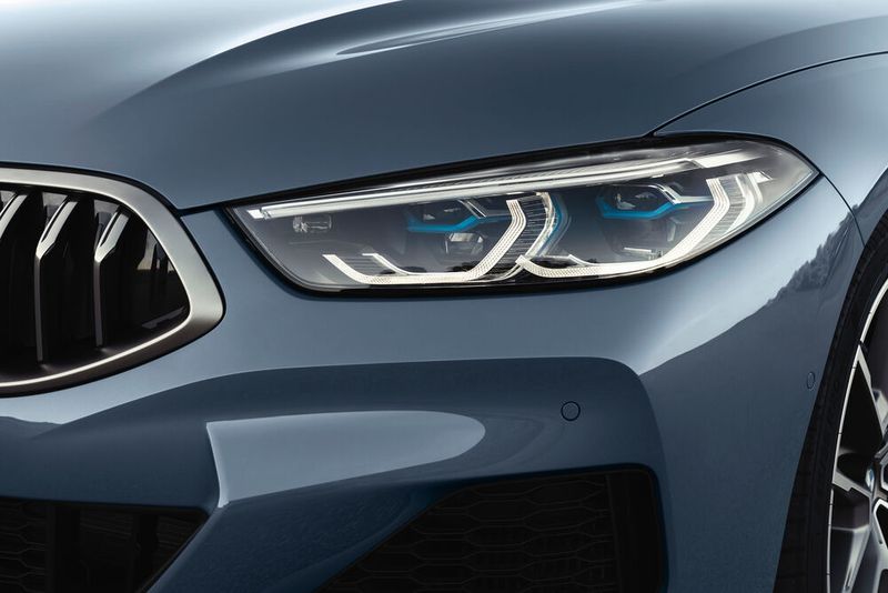 Der Bauraum der Lichtmodule konnte konnte verringert werden. Laut BMW hat der neue 8er damit die flachsten Frontscheinwerfer der Modellhistorie. (BMW/Daniel Kraus)