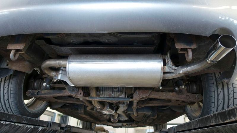 Bei der Abgasuntersuchung stoßen die Prüfer in den Kfz-Werkstätten jedes Jahr immer wieder auf Fahrzeuge, die die gesetzlichen Grenzwerte bei den Abgasen nicht einhalten und deshalb nicht weiterfahren dürfen. (Bild:  gemeinfrei /  Pixabay)