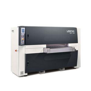 Die zweite Anlage vom Blechwerk, eine Entgratmaschine SBM-L 1500 hat Arbeitsbreite von 1500 Millimetern. Dadurch kann ein breiteres Teilespektrum abgedeckt werden und Kundenwünsche können besser bedient werden.(Bild:  Lissmac)