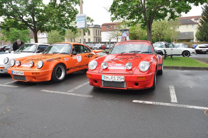 An der diesjährigen Rallye nahm unter anderem der Unternehmer Klaus Henglein teil, bekannt für seinen Knödelteig. Er hatte gleich zwei Porsche 911 aufgeboten. (Foto: Grimm/Dominsky)