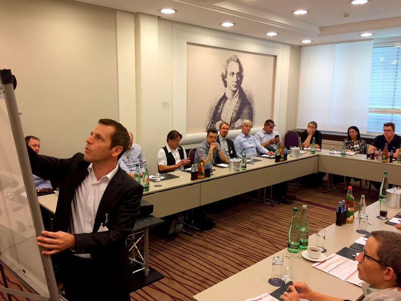Thomas Erhard von Arrow ECS klärt im Experten-Roundtable auf der IT-Security Management & Technology Conference 2018 wie eine durchgängige Sicherheitsstrategie aussieht. (Bild: Vogel IT-Akademie)