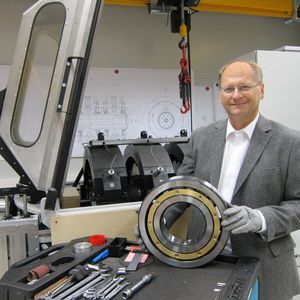 Thomas Langer, Leiter Versuch und Entwicklung von NKE, präsentiert den neuen Wälzlagerprüfstand RAX380.