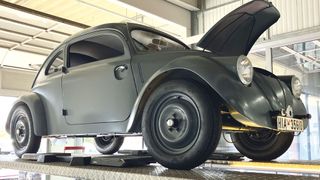 Aus dem „Splitter vom Kreuz Jesu“ rekonstrierten Christian und Traugott Grundmann einen VW 30, einen von 30 Vorserien-Käfern, den Porsche konstruiert und Daimler-Benz 1936 gebaut hatte. (Bild: TNM/Björn Kruse via Autoren-Union Mobilität)