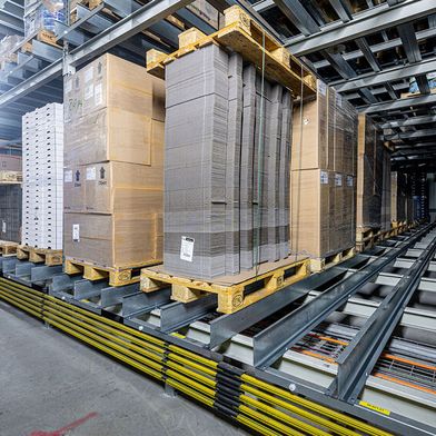 In dem von Westfalia Technologies installierten Verpackungslager von Züger Frischkäse halten Paletten dank der mehrfachen Schienenauflage in den Lagerkanälen länger.  (Bild: Westfalia)