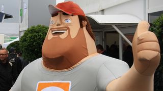 Das DKV-Maskottchen „Buddy“ wird auf dem Nürburgring gleich mehrfach anzutreffen sein: als 6 m hohes Blow-up – zum Anfassen und Posieren. (Bild: DKV)