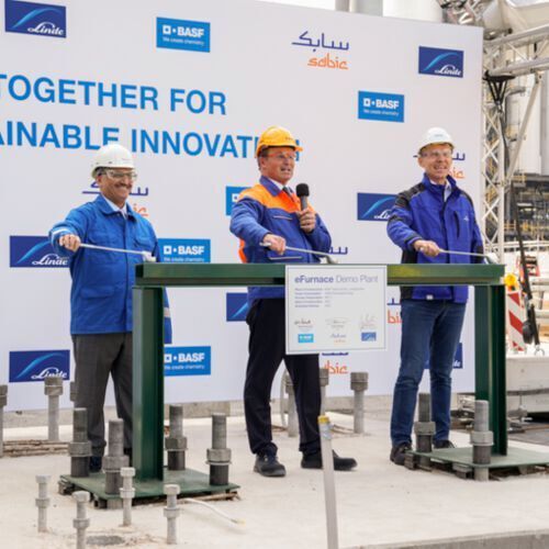 (L – R) Yousef Al-Benyan, Vice-Chairman and CEO of Sabic; Dr. Martin Brudermüller, Chairman of the Board of Executive Directors of BASF and Jürgen Nowicki, Executive Vice President Linde and CEO of Linde Engineering on the construction site of the world’s first demonstration plant for large-scale electrically heated steam cracker furnaces.