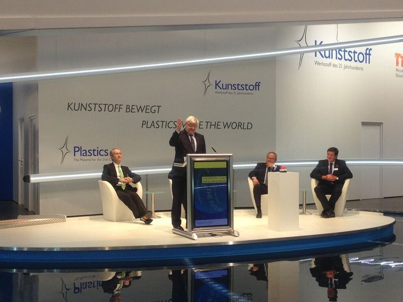 Joschka Fischer eröffnet die Sonderschau «Kunststoff bewegt» auf der «K 2013». (Bild: SMM)