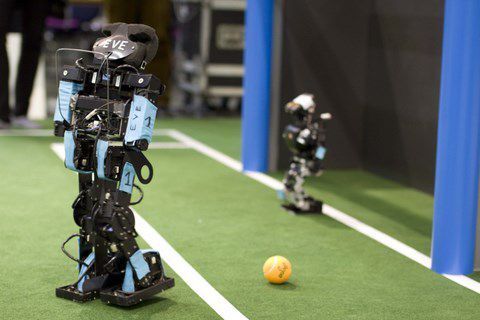In der Humanoid-Liga spielen Roboter mit menschenähnlicher Körperform und menschenähnlicher sensorischer Ausstattung gegeneinander.... (RoboCup German Open 2011) (Archiv: Vogel Business Media)