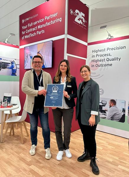 CPM Precision feiert in diesem Jahr sein 25-jähriges Firmenjubiläum. Klaus Conrad (l.), Sales Consultant bei der Vogel Communications Group, und Julia Engelke (r.), stellv. Chefredakteurin Devicemed, überreichten Victoria Back von CPM Precision auf dem Messestand eine Urkunde. (Bild: VCG)