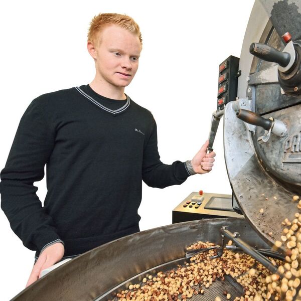 In einer von Martin Stiegler eigenhändig umgebauten Trommelröstmaschine für Kaffeebohnen entlockt der gelernte Landwirt den Haselnüssen ihre einzigartigen, intensiv nach Nougat schmeckenden Aromaöle. (Ströbel)