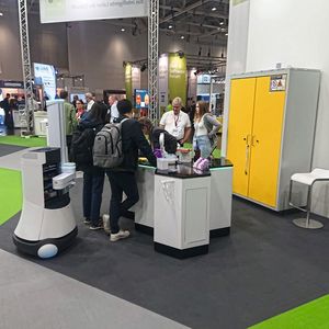 Abb.3: Wabenförmige Labortische und ein autonomer Roboter (links) zeigen, wie sich die Laborwelt künftig verändern könnte (Foto von der Labvolution 2023).(Bild:  Smartlab Solutions)