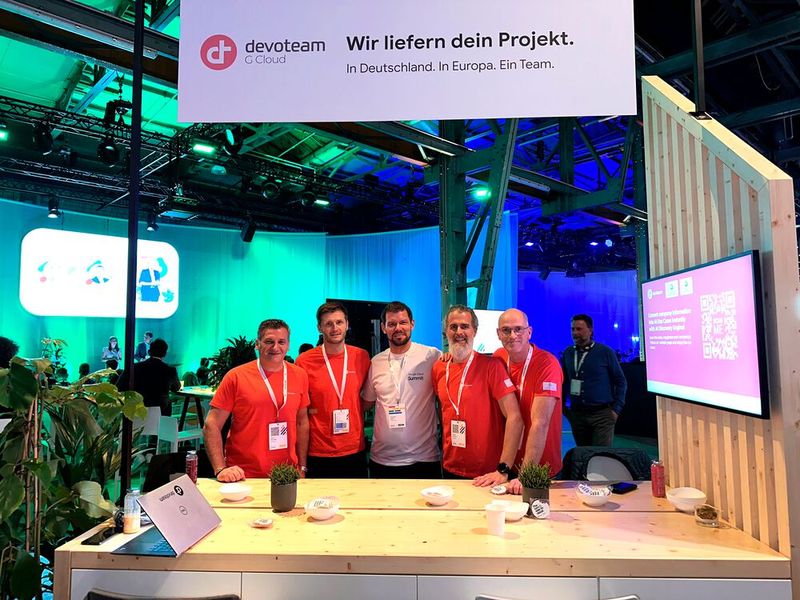 Krümmel-Monster Kekse gab es bei dem Devoteam (v. l.) Valon Rexhepi, Semir Festic, Thorsten Staerk (Google Cloud), Florian Kicherer und Kilian Braune. (Bild: Vogel IT-Medien GmbH)
