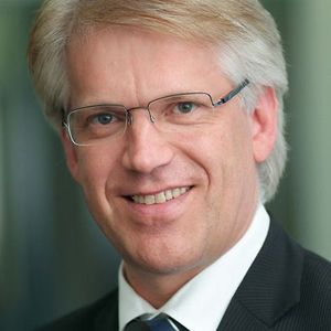 Dieter Manz, Vorstandsvorsitzender der Manz Automation AG: „Integration ist unser Thema und der Schlüssel für weitere deutliche Kostenreduzierungen“, fasst die Beweggründe für das Vorgehen zusammen. „Deshalb haben wir uns nun in einem dynamischen Zukunftsmarkt technologisch entscheidend verstärkt.“ Bild: Manz Automation
