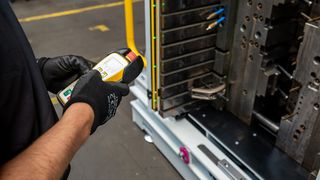 Ein Plus an Arbeitssicherheit und Ergonomie bietet der Tool Separator, weil er über Bediengeräte per Funksteuerung bequem und sicher eingesetzt werden kann, sagt RUD.  (Bild: RUD / R. Hasenmüller)