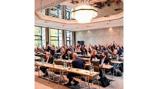 Alle Hände gingen nach oben, als die Bundestarifkommission am Freitagnachmittag über das Tarifpaket für die 580.000 Chemie-Beschäftigten abstimmte. (IG BCE)