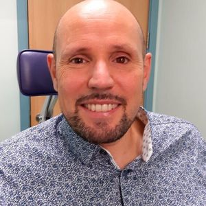 Steve Verze ist der erste Patient weltweit, der am 25. November 2021 im Moorfields Eye Hospital in London mit einer vollständig digital gedruckten Augenprothese versorgt wurde. 