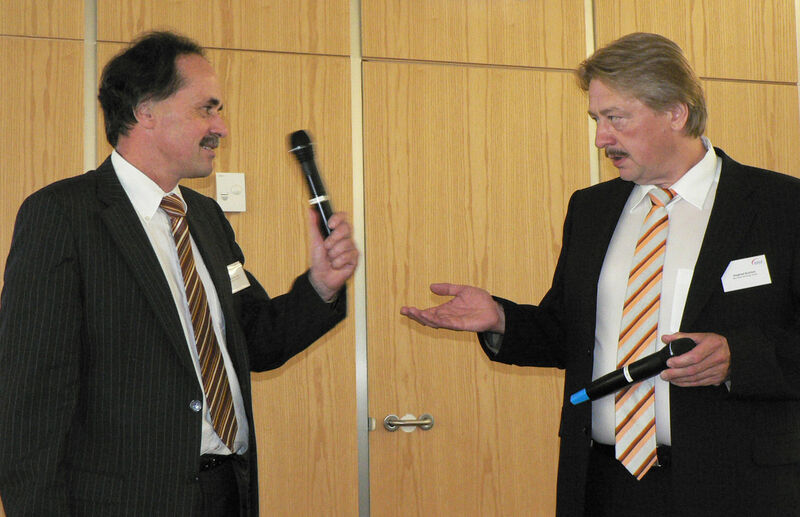 Von Moderator zu Moderator: Karl-Heinz John reicht das Mikrofon an Siegfried Schülein weiter, der die Podiumsdiskussion zum Thema „Berufliche Weiterbildung“ leitet.  (Archiv: Vogel Business Media)