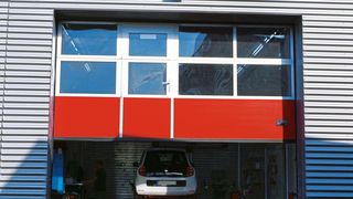 Beim Karosserie- und Lackierzentrum Kiel der Stehning GmbH setzt man für die Fahrzeugannahme auf Kalkulationsstationen. (Bild: Stehning GmbH)