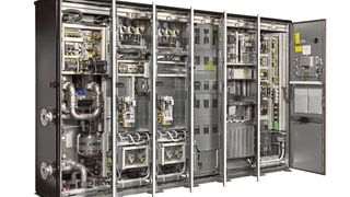 Bei den Schränken mit hocheffizientem Kühlkonzept (links) gehen 98 % der Gesamtverluste direkt und indirekt an die Flüssigkeit. (ABB)