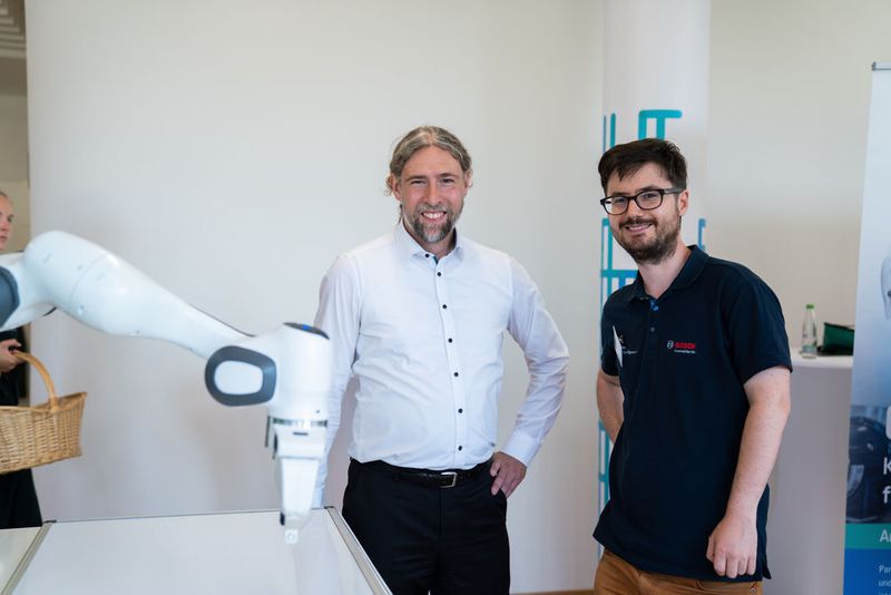 Bosch hält zwei „Industry on Campus“-Professuren, mit denen die Universität Experten aus dem industriellen Umfeld praxisnah in Forschung und Lehre einbindet. (v.l.) Prof. Dr. Björn Andres und Gerhard Neumann (Bosch Center for Artificial Intelligence). (Bosch)