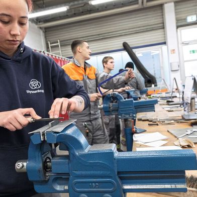 Die Auszubildenden machen sich zunächst intensiv mit den verschiedenen Metallen und deren Werkstoffeigenschaften vertraut. (Bild: Knuth Werkzeugmaschinen)