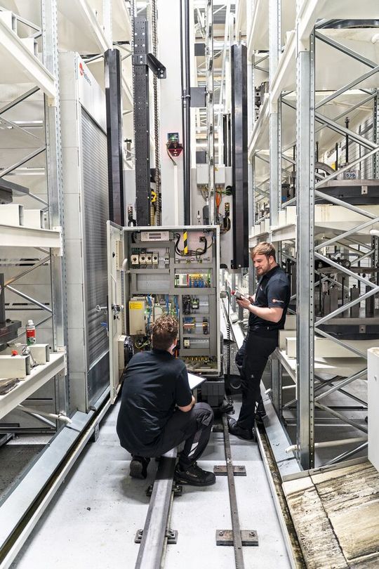 Aktuell wechseln sich alle zwei Monate Wartungen und Inspektionen ab, hier am Regalbediengerät im Inneren des MLS.(Bild:  Boll & Kirch Filterbau GmbH)