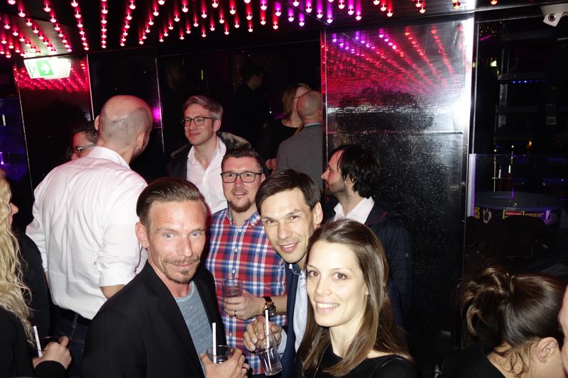 Sabrina Mair, NEC, schaut, dass die Jungs artig das Tanzbein schwingen. (Bild: IT-BUSINESS)