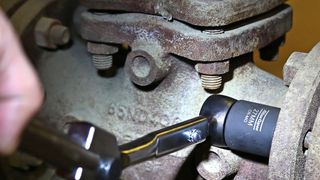 Das aufgebrachte Drehmoments wird mittels Drehmoment-Knickschlüssel überprüft. (Bild: Atlas Copco Tools)