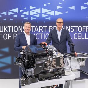 BMW-CEO Oliver Zipse (links) und BMW-Entwicklungsvorstand Frank Weber starteten die Pilotserie des iX5 Hydrogen: „Weil wir ganz vorne mit dabei sein wollen.“(Bild:  Harry Zdera/BMW)